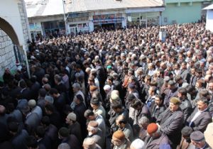 Kazazedeleri on binler uğurladı